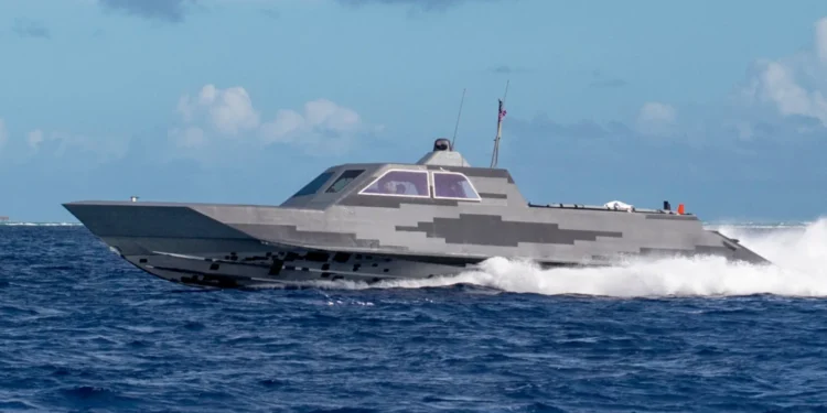 Εκτόξευση περιφερόμενων πυρομαχικών ALTIUS-700 από ταχύπλοα σκάφη ειδικών επιχειρήσεων Combatant Craft Medium (CCM)