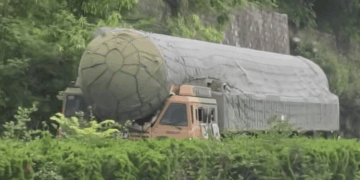 Εμφάνιση του διηπειρωτικού πυραυλικού συστήματος DF-41 στην Κίνα προκαλεί αντιδράσεις και ανησυχία λόγω του καμουφλάζ