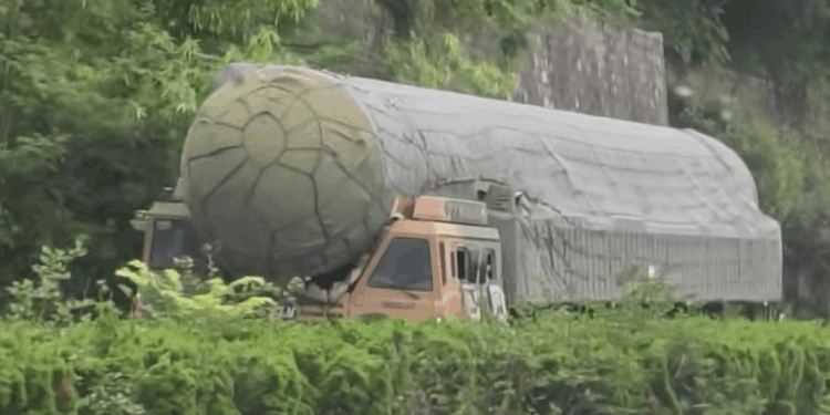 Εμφάνιση του διηπειρωτικού πυραυλικού συστήματος DF-41 στην Κίνα προκαλεί αντιδράσεις και ανησυχία λόγω του καμουφλάζ