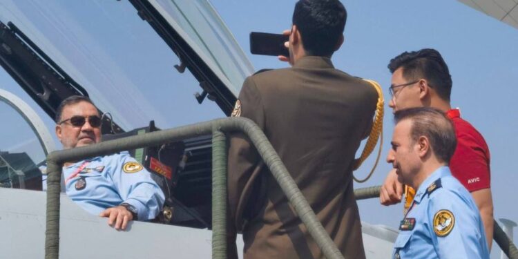 Επιθεώρηση του Ιρανού Αρχηγού Αεροπορίας στο μαχητικό J-10C της Κίνας – Σενάρια για απόκτηση κινεζικών μαχητικών αεροσκαφών από Τεχεράνη