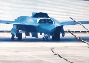 J-36: Αποκάλυψη του Κινεζικού 6ης Γενιάς Μαχητικού – Διθέσιο κόκπιτ, τριπλός κινητήρας και κρυφοί φορείς οπλισμού