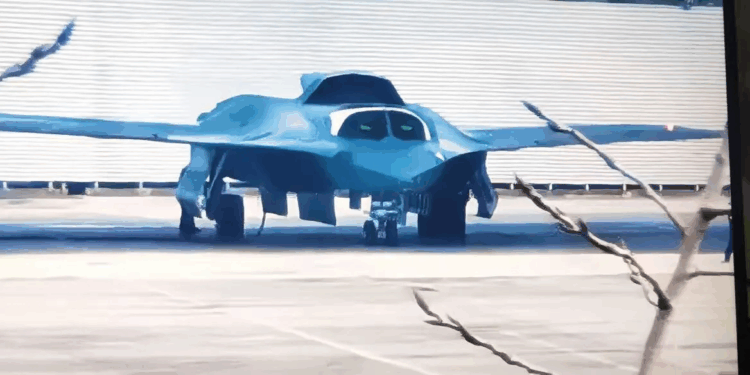 J-36: Αποκάλυψη του Κινεζικού 6ης Γενιάς Μαχητικού – Διθέσιο κόκπιτ, τριπλός κινητήρας και κρυφοί φορείς οπλισμού