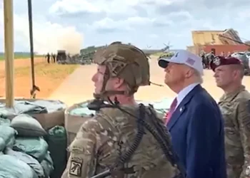 Πύραυλοι HIMARS και PrSM εκτοξευόμενοι από κοντέινερ πυραύλων αποκαλύφθηκαν στις ΗΠΑ κατά την διάρκεια ομιλίας του Τραμπ