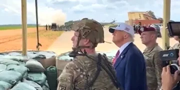 Πύραυλοι HIMARS και PrSM εκτοξευόμενοι από κοντέινερ πυραύλων αποκαλύφθηκαν στις ΗΠΑ κατά την διάρκεια ομιλίας του Τραμπ