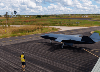 Χειριστής αεροσκάφους έγκαιρης προειδοποίησης E-7A Wedgetail ελέγχει δύο μη επανδρωμένα MQ-28 Ghost Bat