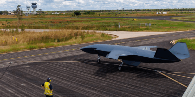 Χειριστής αεροσκάφους έγκαιρης προειδοποίησης E-7A Wedgetail ελέγχει δύο μη επανδρωμένα MQ-28 Ghost Bat