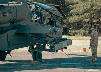 Αμερικανικά AH-64E Apache εκτόξευσαν για πρώτη φορά πυραύλους SPIKE NLOS στην Ευρώπη – Νέα διάσταση ισχύος στον αμερικανικό στρατό
