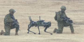 Ιαπωνία: Ρομποτικά σκυλιά UGV σε αερομεταφερόμενη έφοδο της GSDF – Πρώτη επιχειρησιακή ενσωμάτωση σε άσκηση αλεξιπτωτιστών